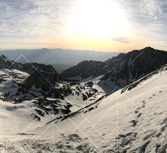 جوردي جونز تلتقط صورة مع حاسوبها المحمول وابنها على حجرها.