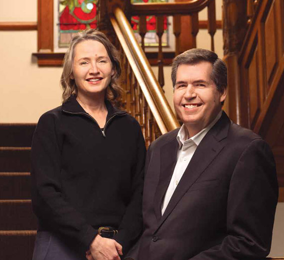 شخصان يقفان جنبًا إلى جنب بمجارف، أحدهما مغطى بالأزرق والآخر بالبنفسجي